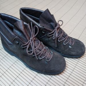 Trotters women's brown suede Vibram lug sole lace boot. A24pm